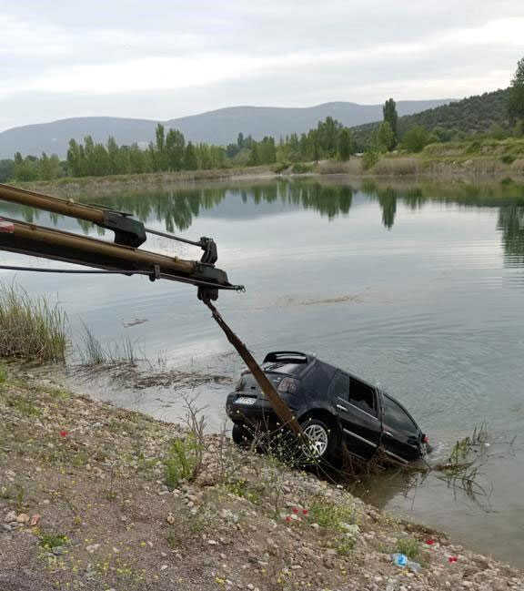 Gölete düşen otomobilde facia! İçinde 2'si kadın 1'i çocuk toplam 5 kişi vardı Gölete düşen otomobilde facia! İçinde 2'si kadın 1'i çocuk toplam 5 kişi vardı