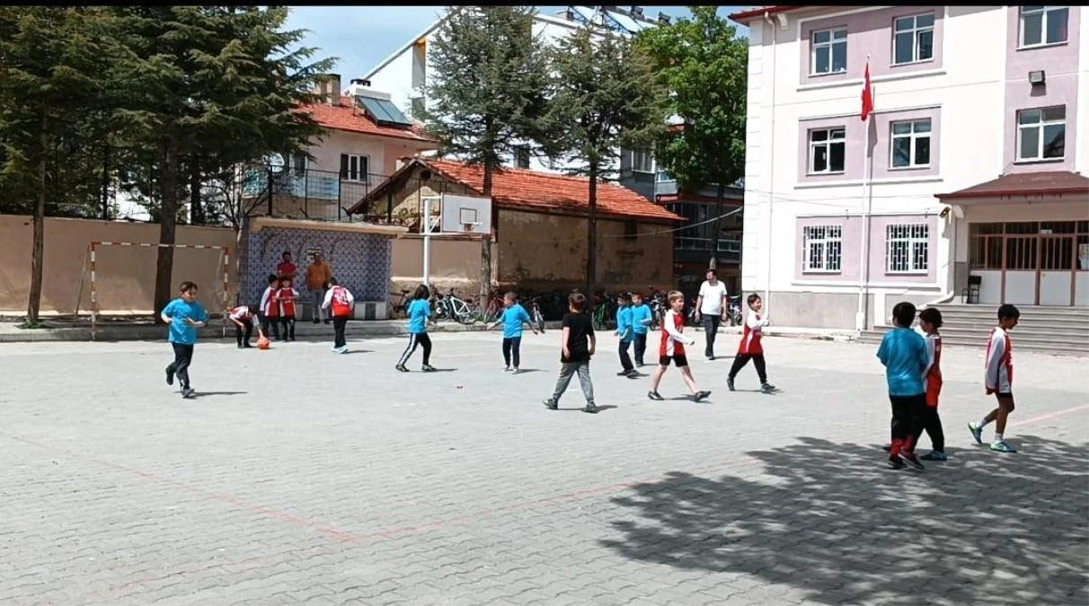Afyonkarahisar\'da İlkokulda Sınıflar Arası Futbol Turnuvası Şampiyonu Belli Oldu