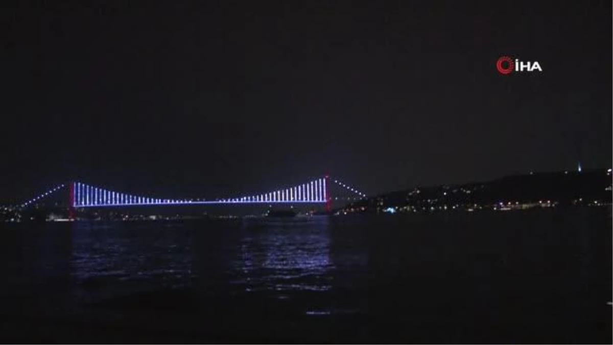 İstanbul\'da Şimşekler Geceyi Aydınlattı