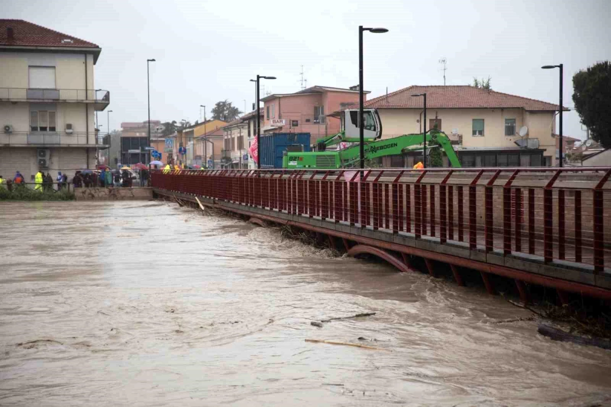 İtalya\'da Şiddetli Yağışlar Sonucu Sel Felaketi: 3 Kişi Hayatını Kaybetti