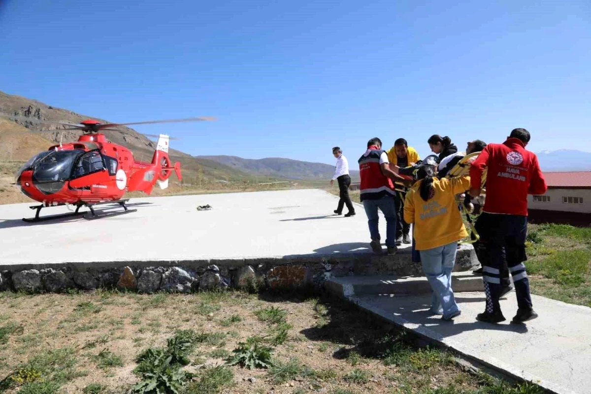 Van\'da Kalp Krizi Geçiren Vatandaş Ambulans Helikopterle Sevk Edildi