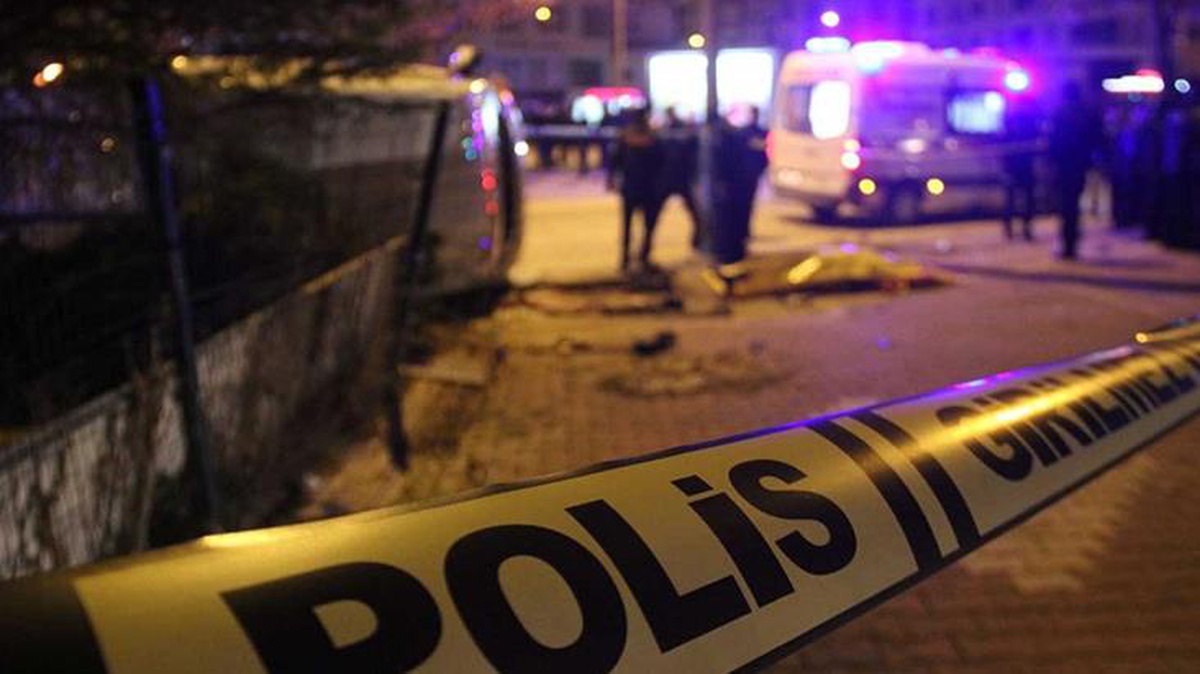 İzmir\'de parkta 17 yaşındaki genç 8 yerinden bıçaklandıktan sonra hayatını kaybetti