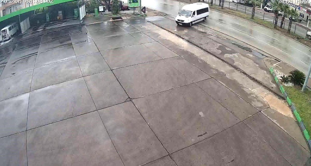 Kayarak akaryakıt istasyonuna giren minibüs yürekleri ağızlara getirdi