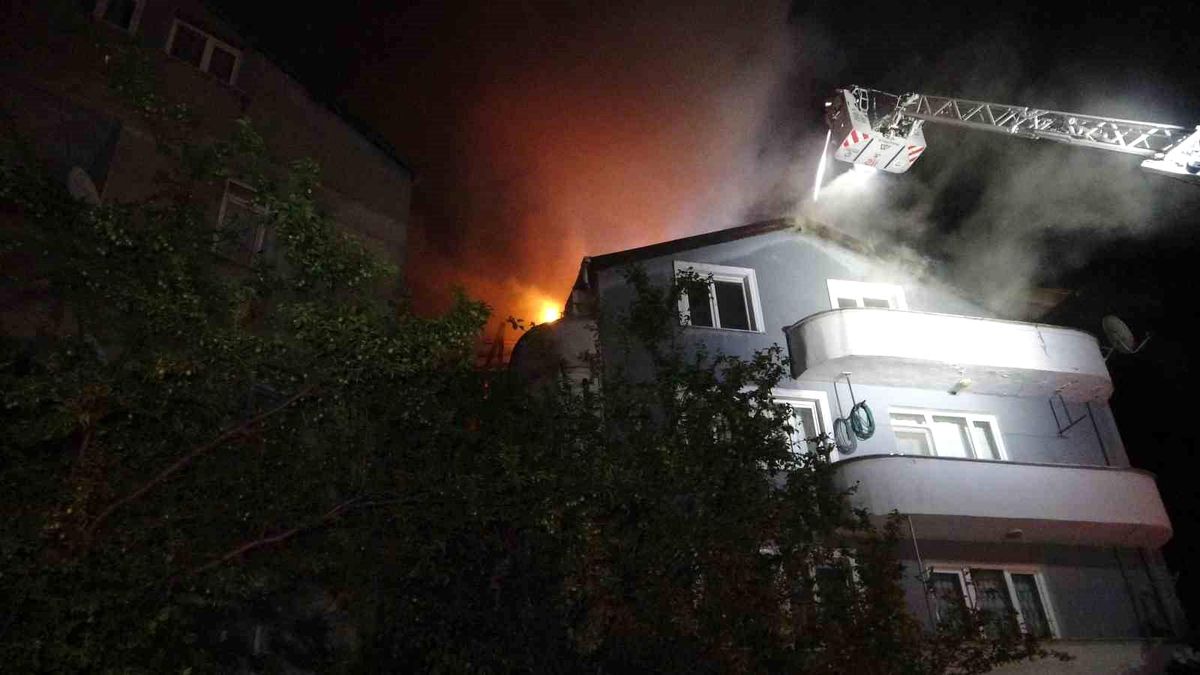 Kocaeli Körfez\'de 4 Katlı Apartmanın Çatısı Alev Alev Yandı