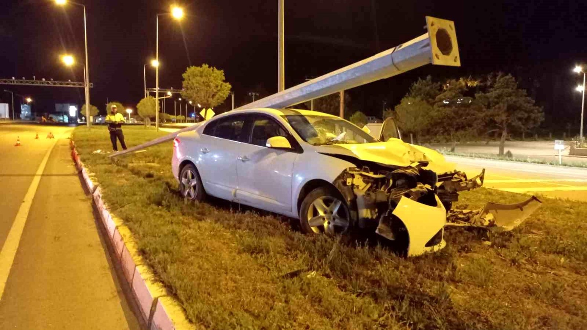 Sivasta Otomobil Aydınlatma Direğine Çarptı, Sürücü Yaralandı