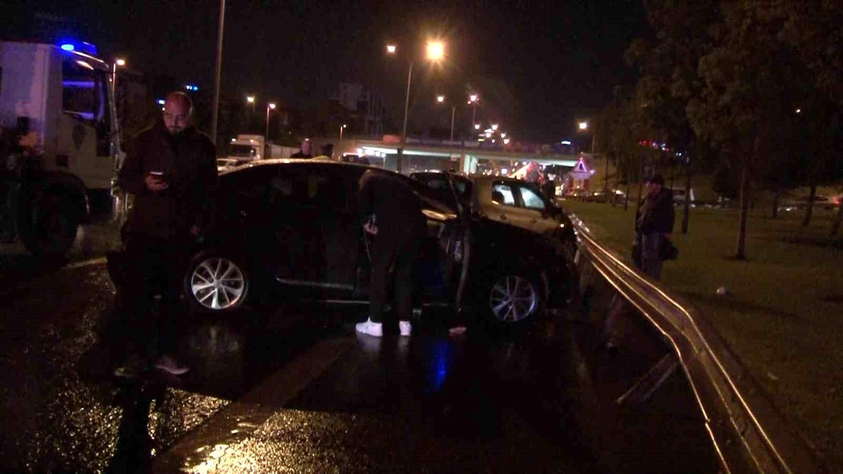 Maltepede 12 aracın karıştığı zincirleme trafik kazasında 3 kişi yaralandı