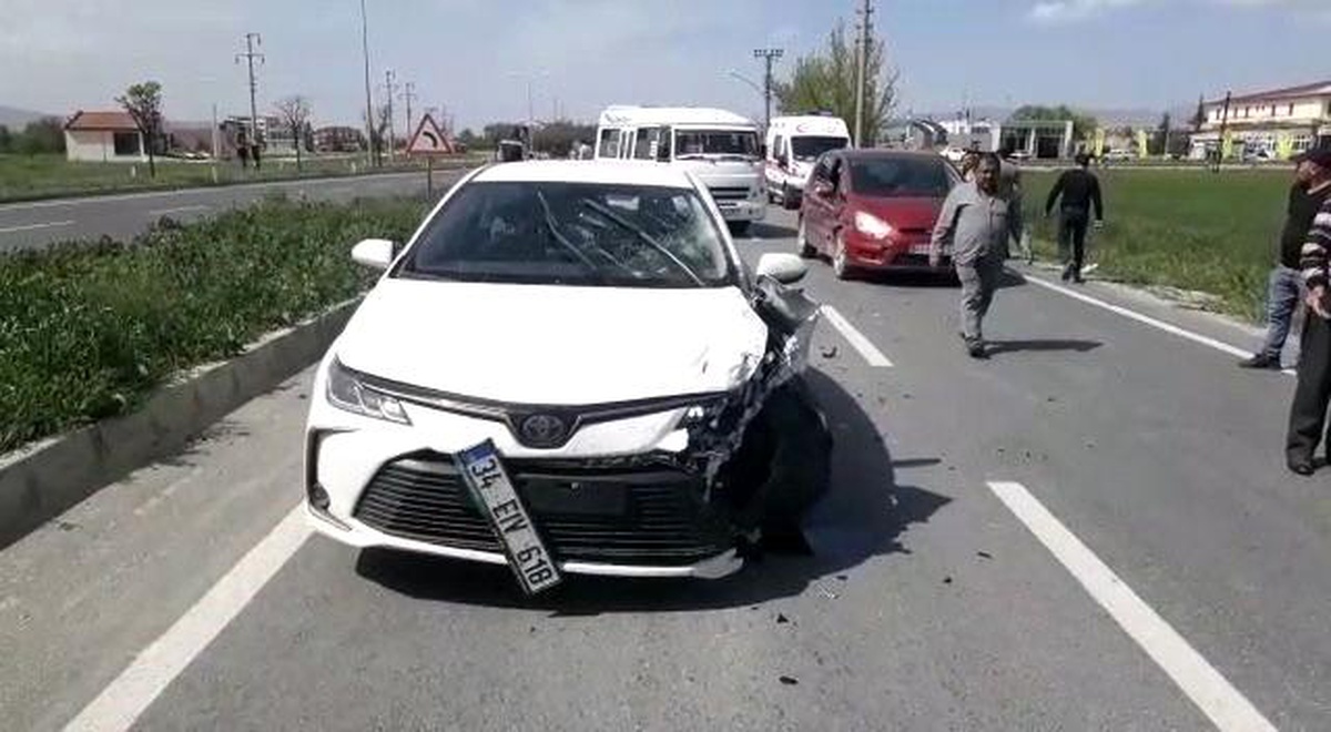 Afyonkarahisar\'da Motosiklet ve Otomobil Çarpışması: İki Kardeş Yaralandı