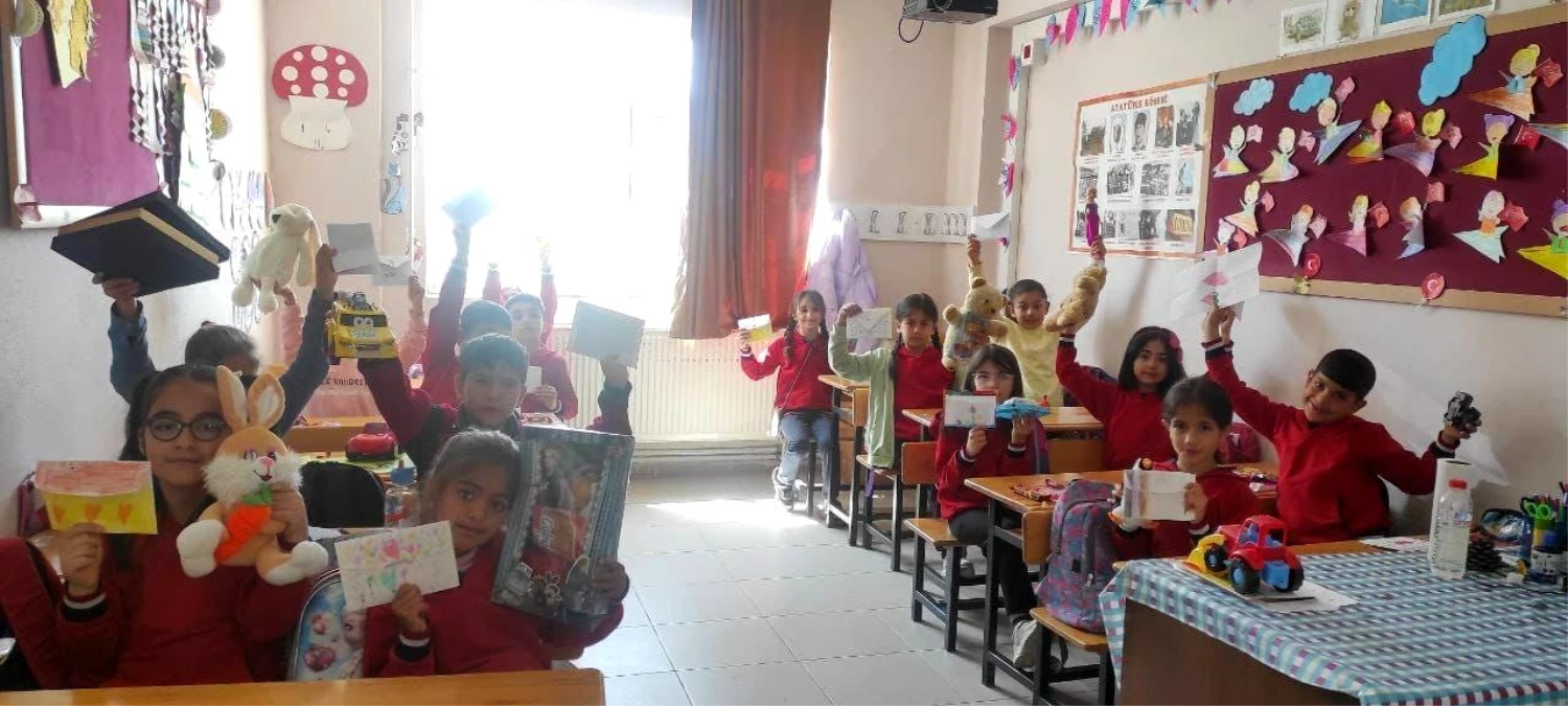 Oyuncak, kitap ve alışveriş malzemelerinden oluşan kolileri depremzede arkadaşlarına gönderdiler