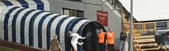 Oyundan atılan Zaniolo sinir krizi geçirdi! Saha kenarındaki görevli neye uğradığını şaşırdı Oyundan atılan Zaniolo sinir krizi geçirdi! Saha kenarındaki görevli neye uğradığını şaşırdı