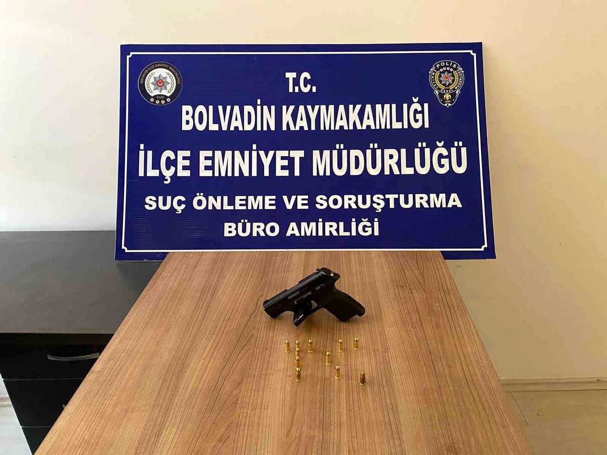 Afyonkarahisar\'da Kamyonette Ruhsatsız Tabanca Ele Geçirildi