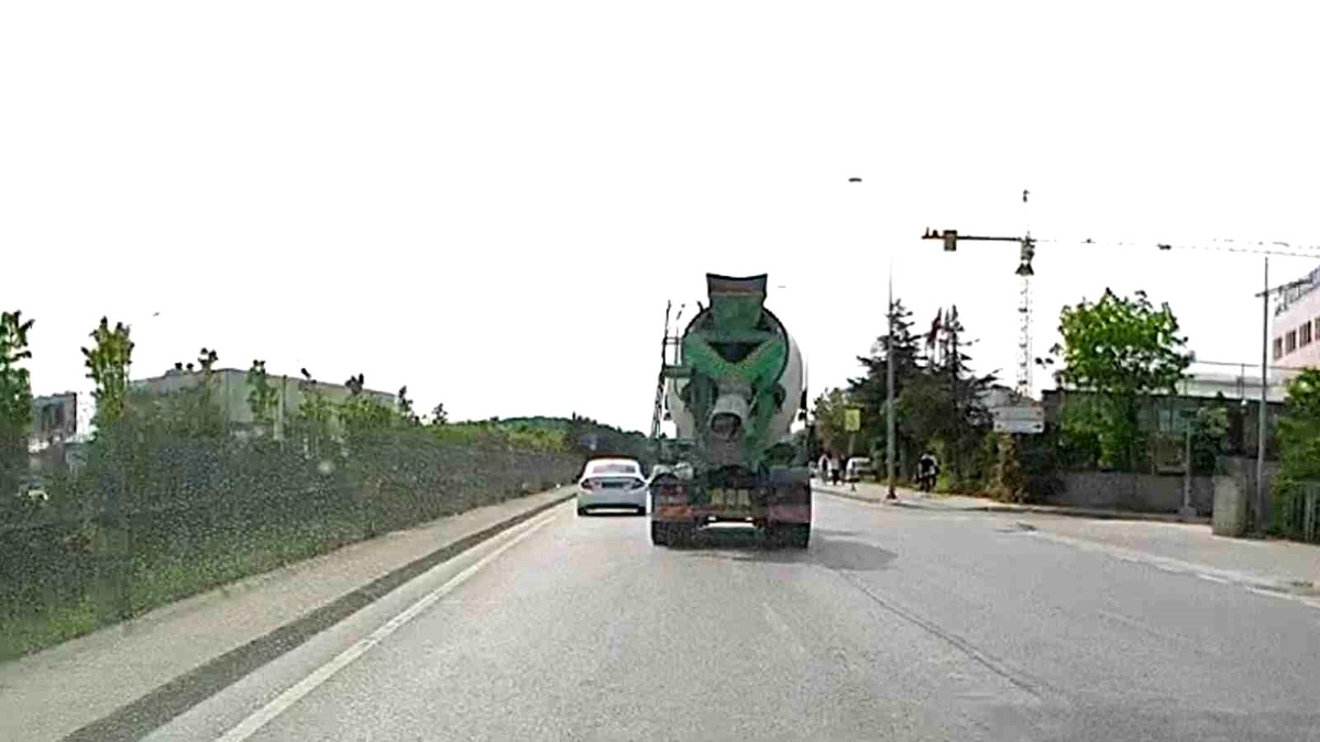 Sancaktepe\'de Beton Mikseri Tehlike Saçtı