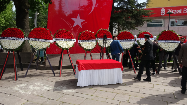 Şehit cenazesine gönderilen Kılıçdaroğlu ve Akşener çelenkleri tepkilere neden oldu