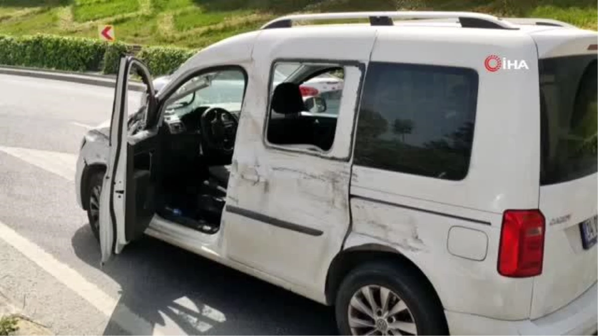 Sultangazide karşı şeride geçen otomobil takla attı: 4 yaralı