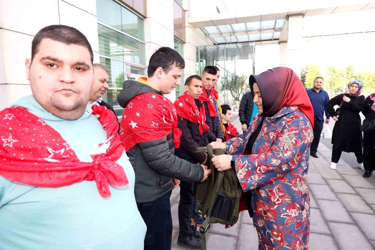 Sultangazi\'de temsili vatani görevlerini yapacak engelli vatandaşlar birliklerine uğurlandı
