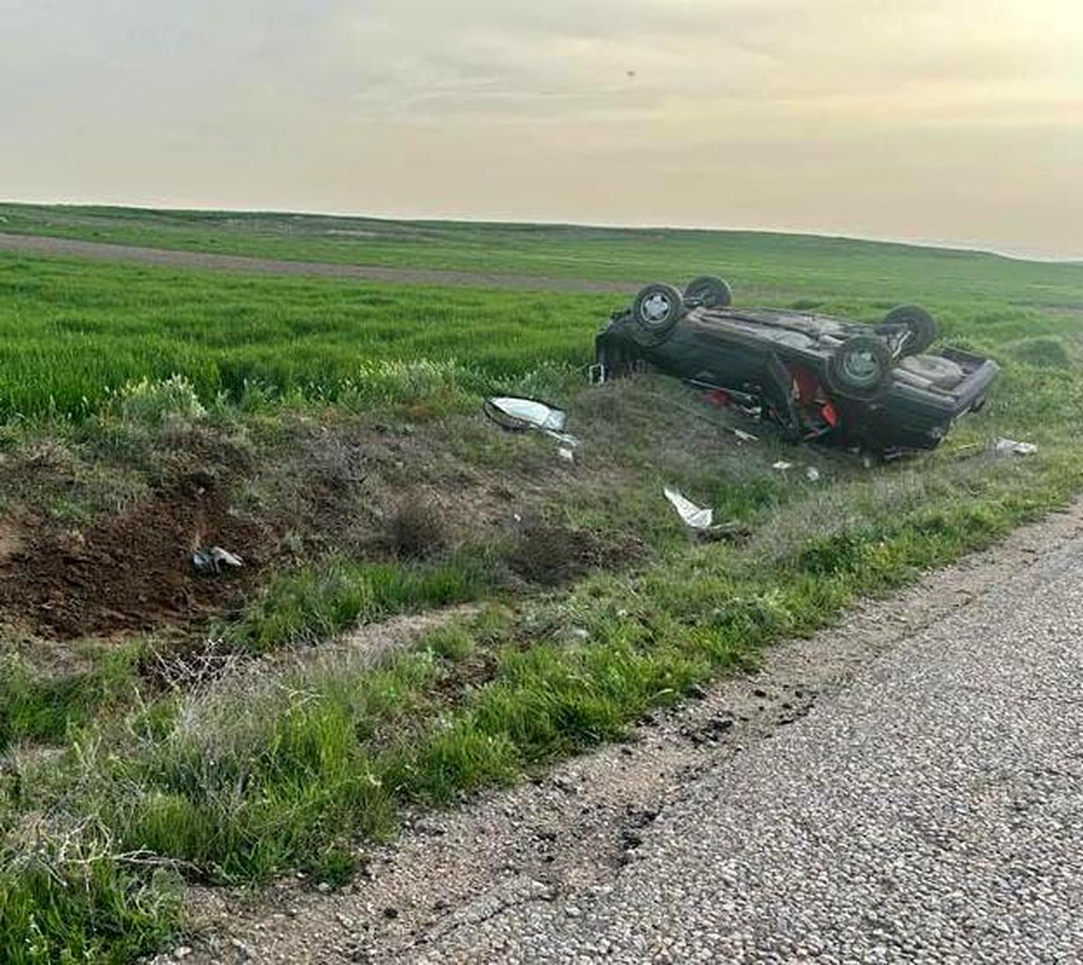 Takla atan otomobilde 2 kişi yaralandı