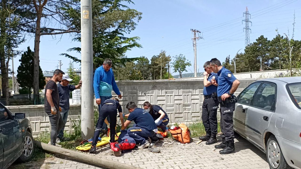 Tamirat için çıktığı direkle beraber yere düştü