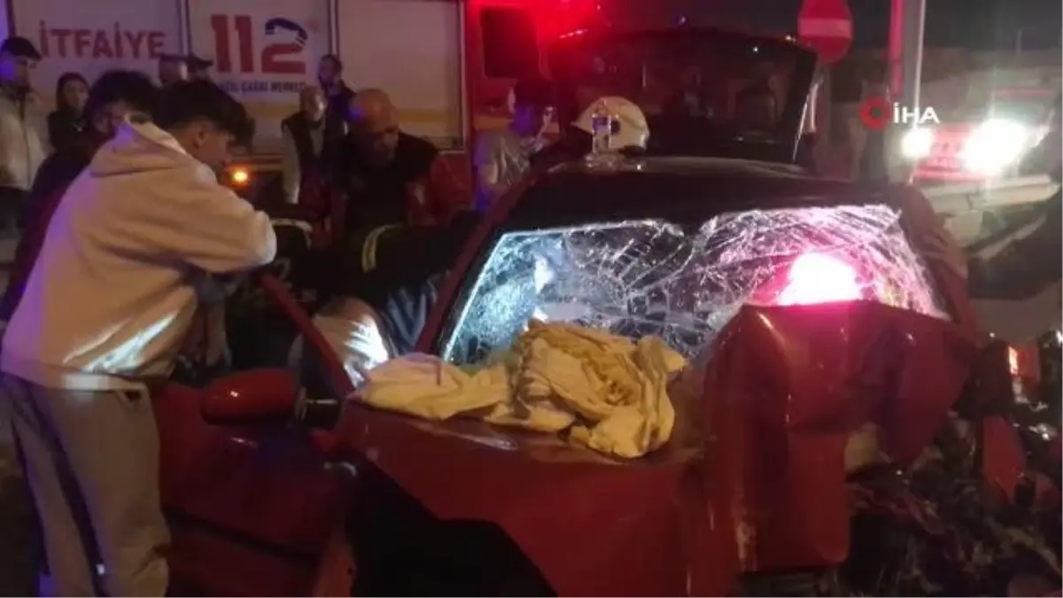 Tıra çarpan otomobilde sıkışan 4 yaralıyı itfaiye kurtardı