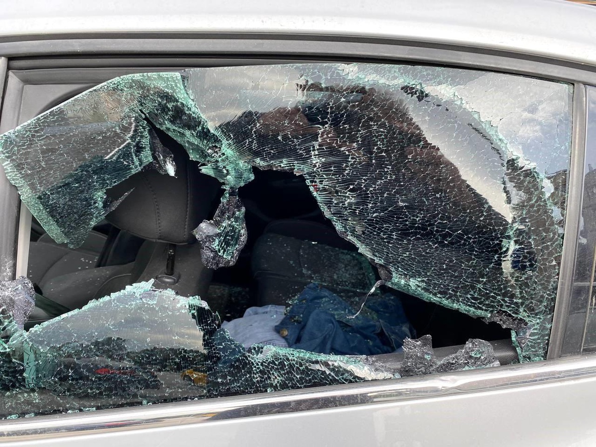 Kocaeli\'de trafik kavgası: Sopayla otomobilin camlarını kırdılar