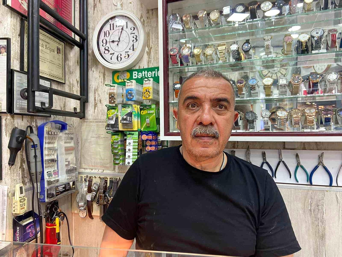 8 metrekarelik dükkanında 42 yıldır saatleri tamir ediyor
