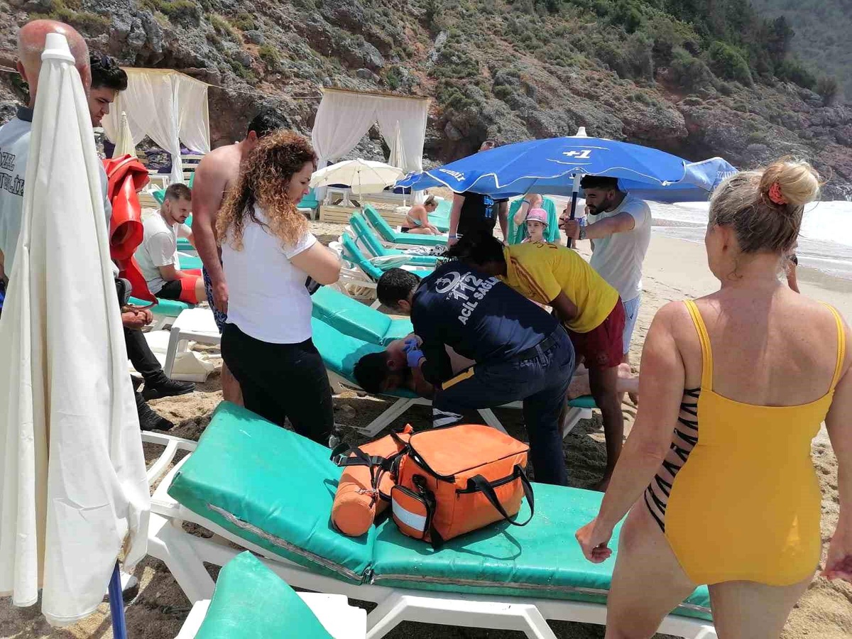 Alanya\'da boğulma tehlikesi geçiren 2 kişi kurtarıldı