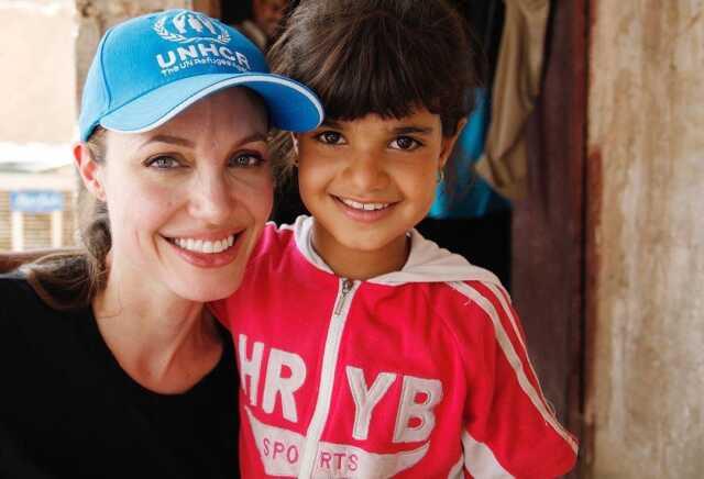 Angelina Jolie, mülteciler ve dezavantajlı gruplara destek için moda dünyasına atıldı