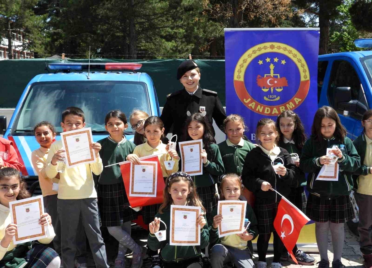 Bilecik\'te jandarmandan çocuklara araç tanıtımı