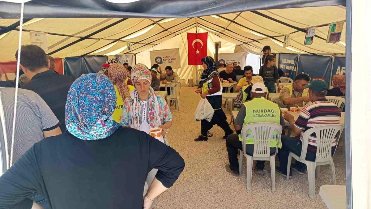 Büyükşehir\'in deprem bölgesine yardımları sürüyor