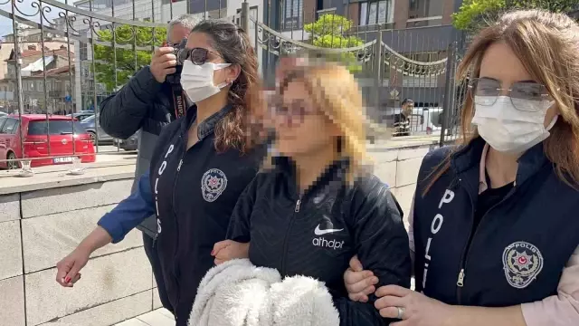 Depremzedelere hakaret eden kadın bu kez 'Cumhurbaşkanı'na hakaret' suçundan gözaltına alındı Depremzedelere hakaret eden kadın bu kez 'Cumhurbaşkanı'na hakaret' suçundan gözaltına alındı