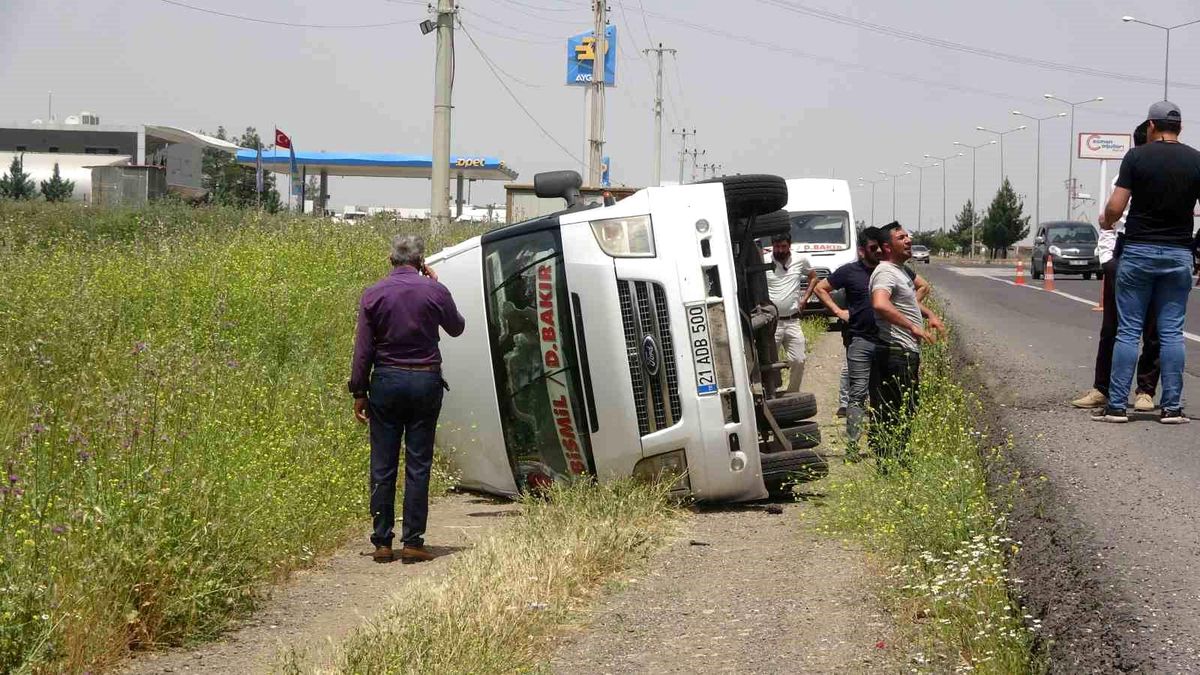 Diyarbakır\'da minibüs şarampole yuvarlandı: 7 yaralı