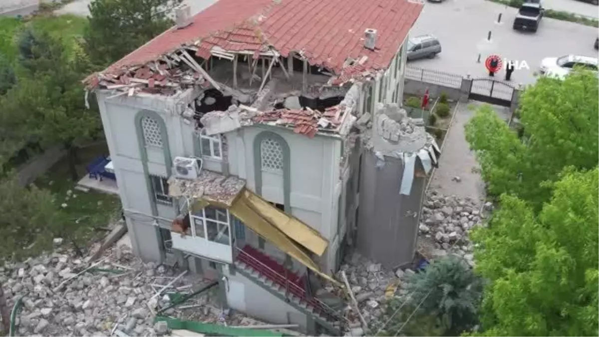 Fırtınada minaresi yıkılan cami böyle görüntülendi