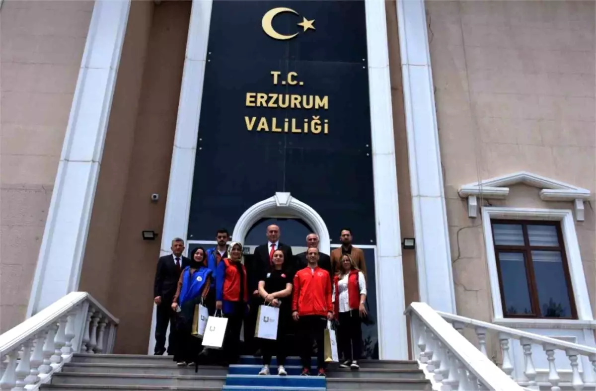 Gençlerden Vali Memiş\'e çiçek