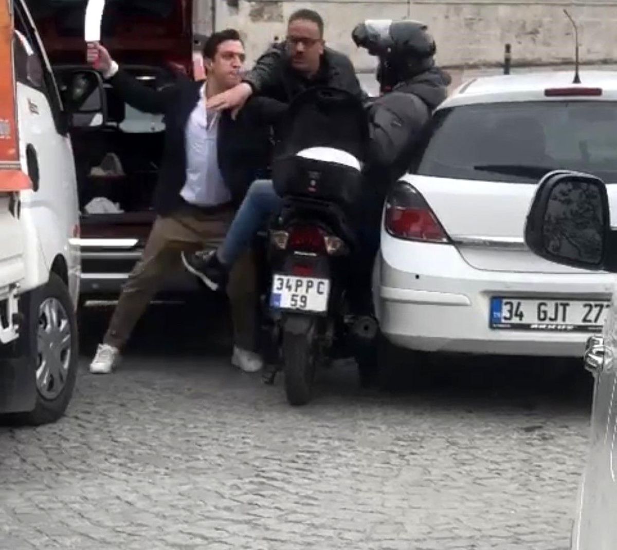 İstanbul\'da kuryeye satırla saldıran sürücü serbest bırakıldı