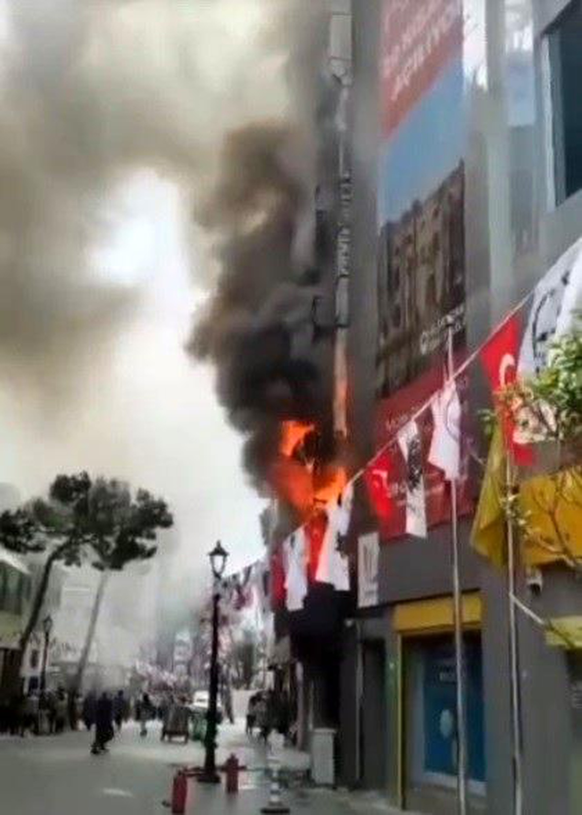 İzmir\'de bir lokanta alev alev yandı