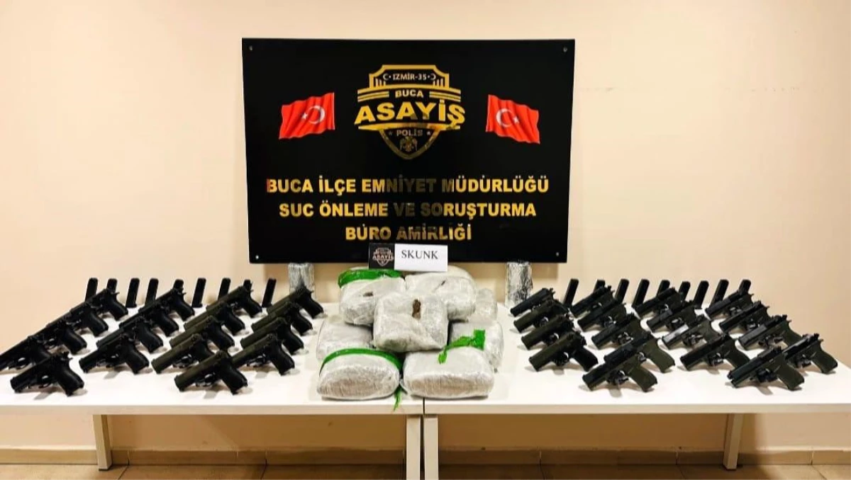 İzmir\'de silah kaçakçılarının evinde 13 kilo uyuşturucu ele geçirildi
