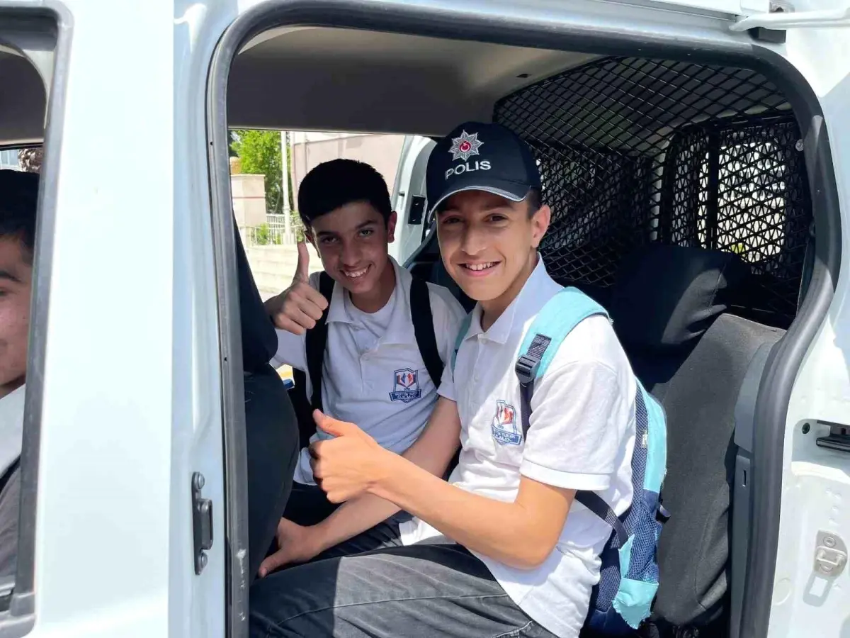 İzmir polisi özel öğrencilerin yanında
