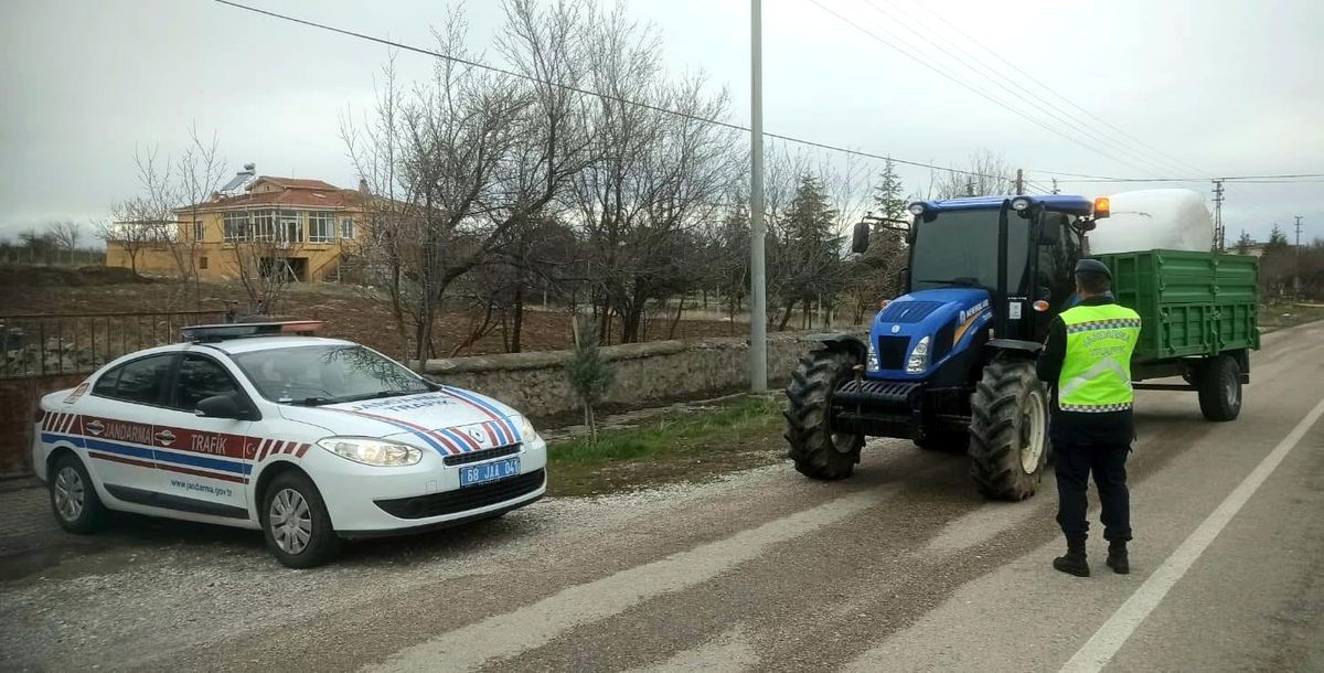 Jandarma ekipleri traktörleri sıkı denetime aldı