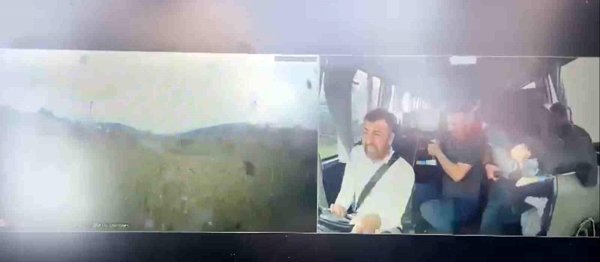 Manisa\'da 12 kişinin yaralandığı kaza anı araç kamerasına yansıdı