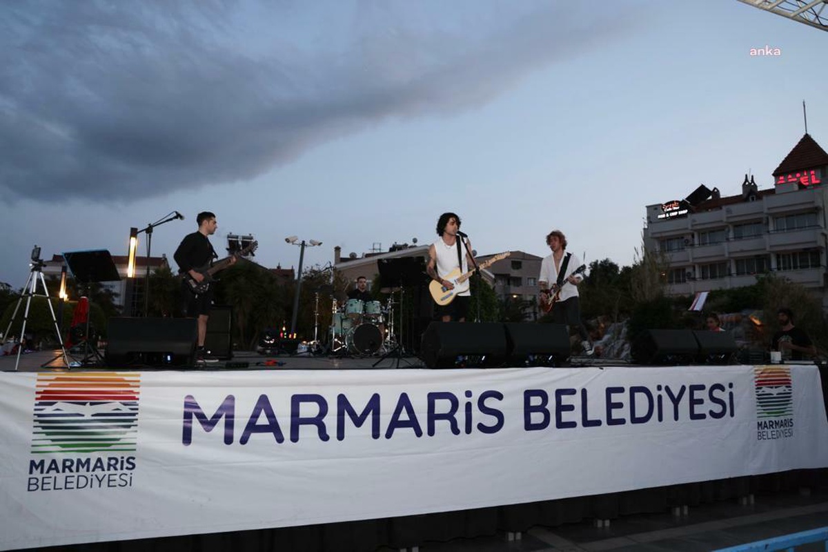 Marmaris Belediyesi\'nin Gençlik Bayramında Sahnede Stoah Vardı