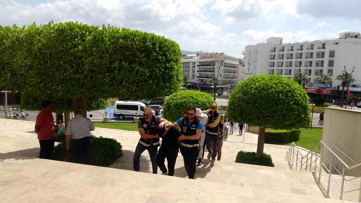 Marmaris\'te "damsız girilmez" kavgasının şüphelileri adliyeye sevk edildi