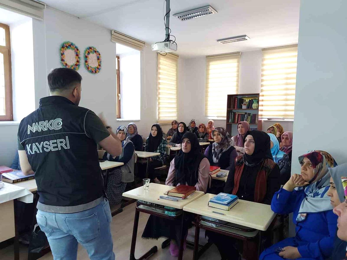 Narkotik Polisi Vatandaşı Bilgilendirmeye Devam Ediyor