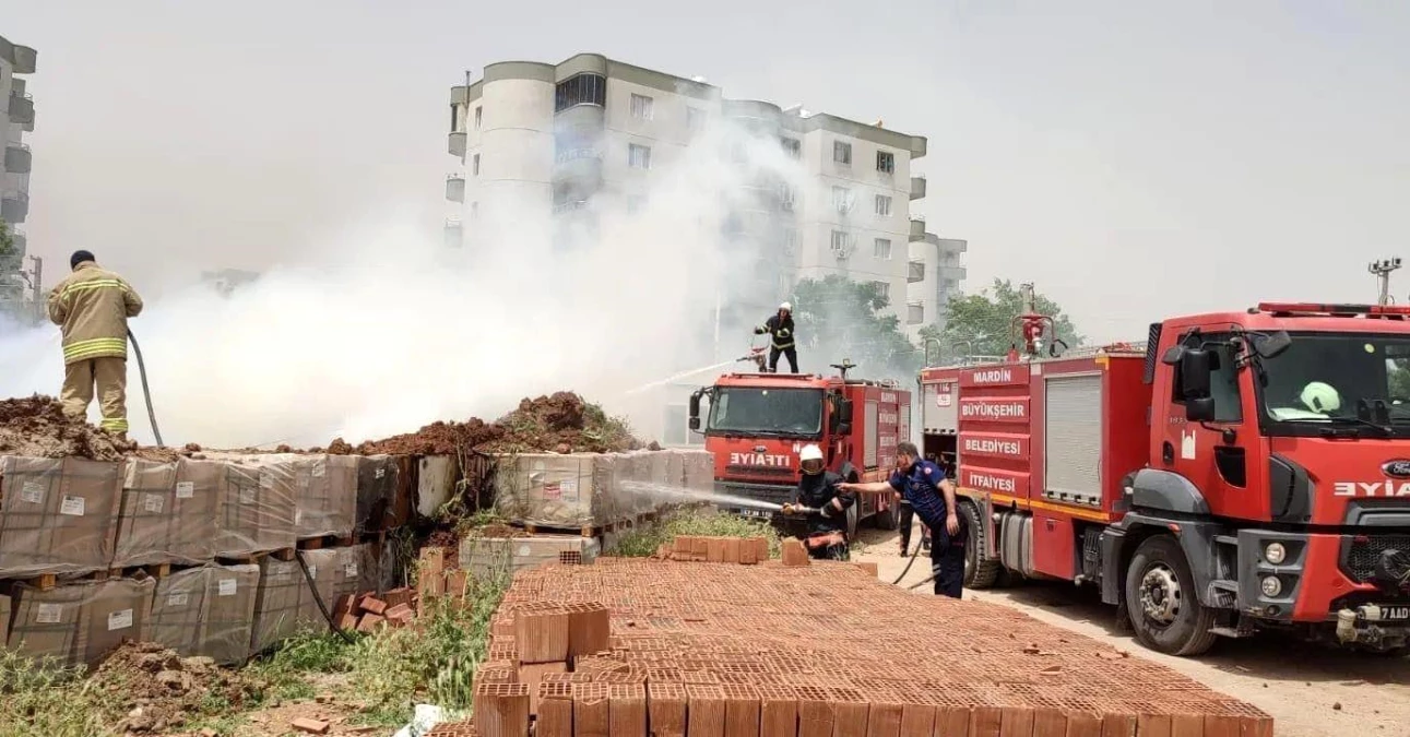 Nusaybin\'de yanan motosikletin üstüne kepçeyle toprak atıldı