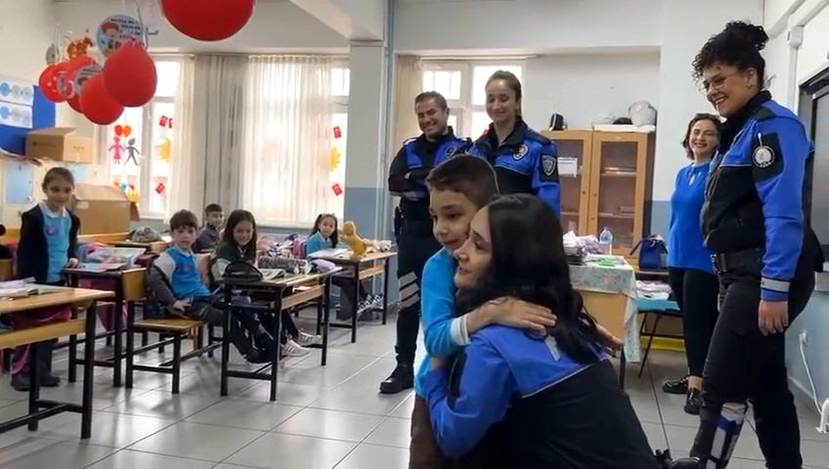 \'Polis hayranı\' küçük öğrenciye polislerden okulda ziyaret