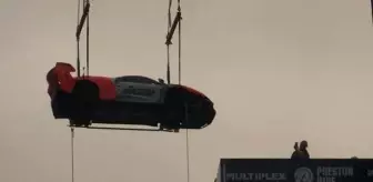 Süper lüks aracını 57'nci kattaki dairesine vinçle çıkardı