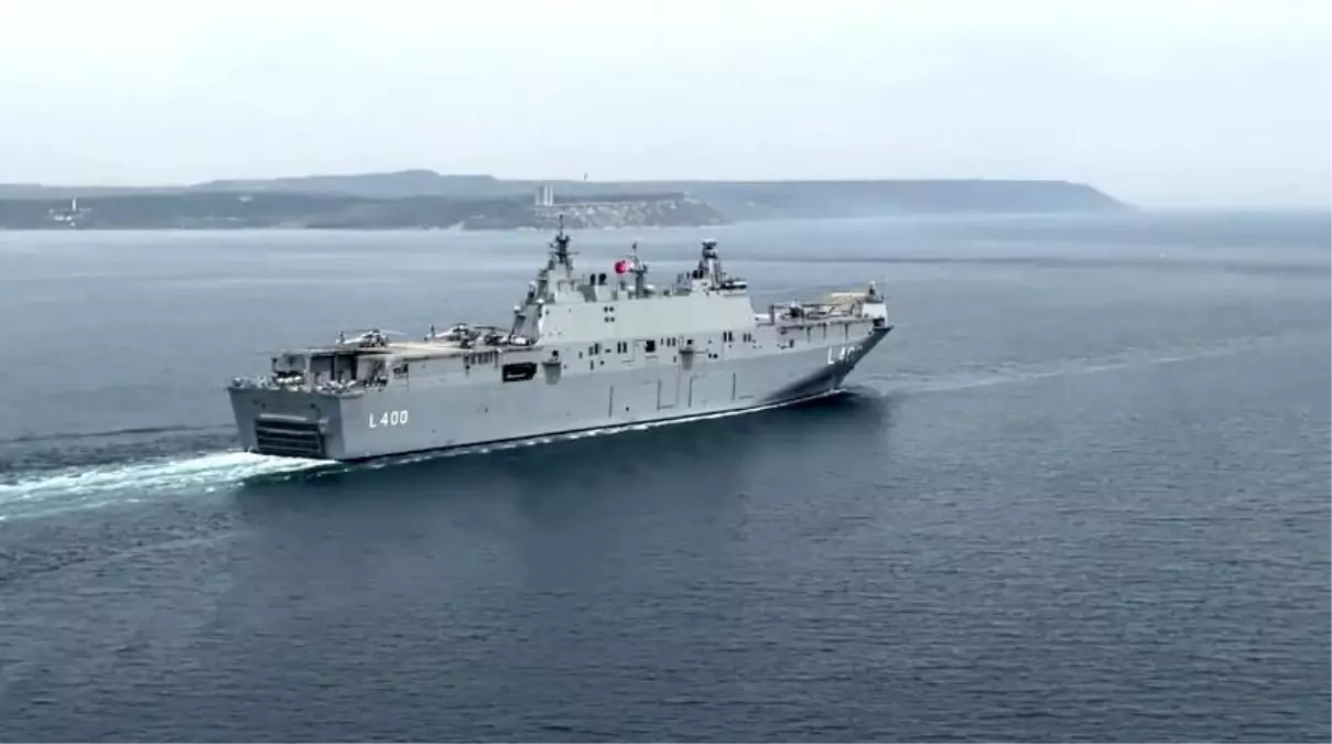 \'TCG Anadolu\' Şehitler Abidesi ve Çanakkale halkını selamladı