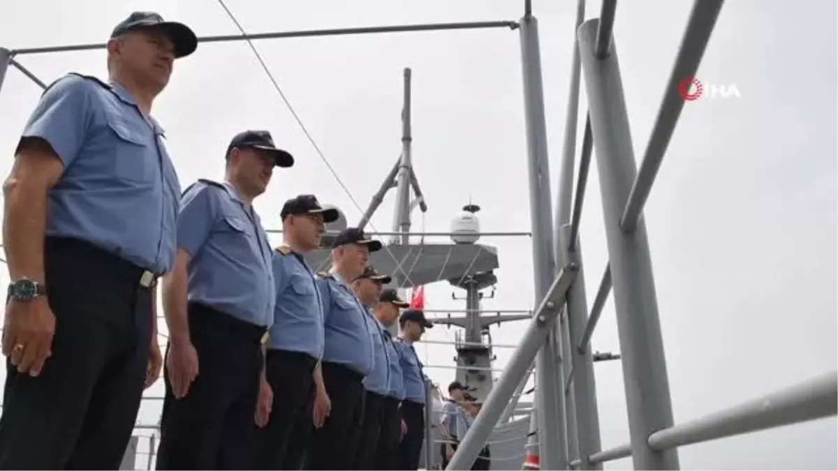 \'TCG Anadolu\' Şehitler Abidesi ve Çanakkale halkını selamladı