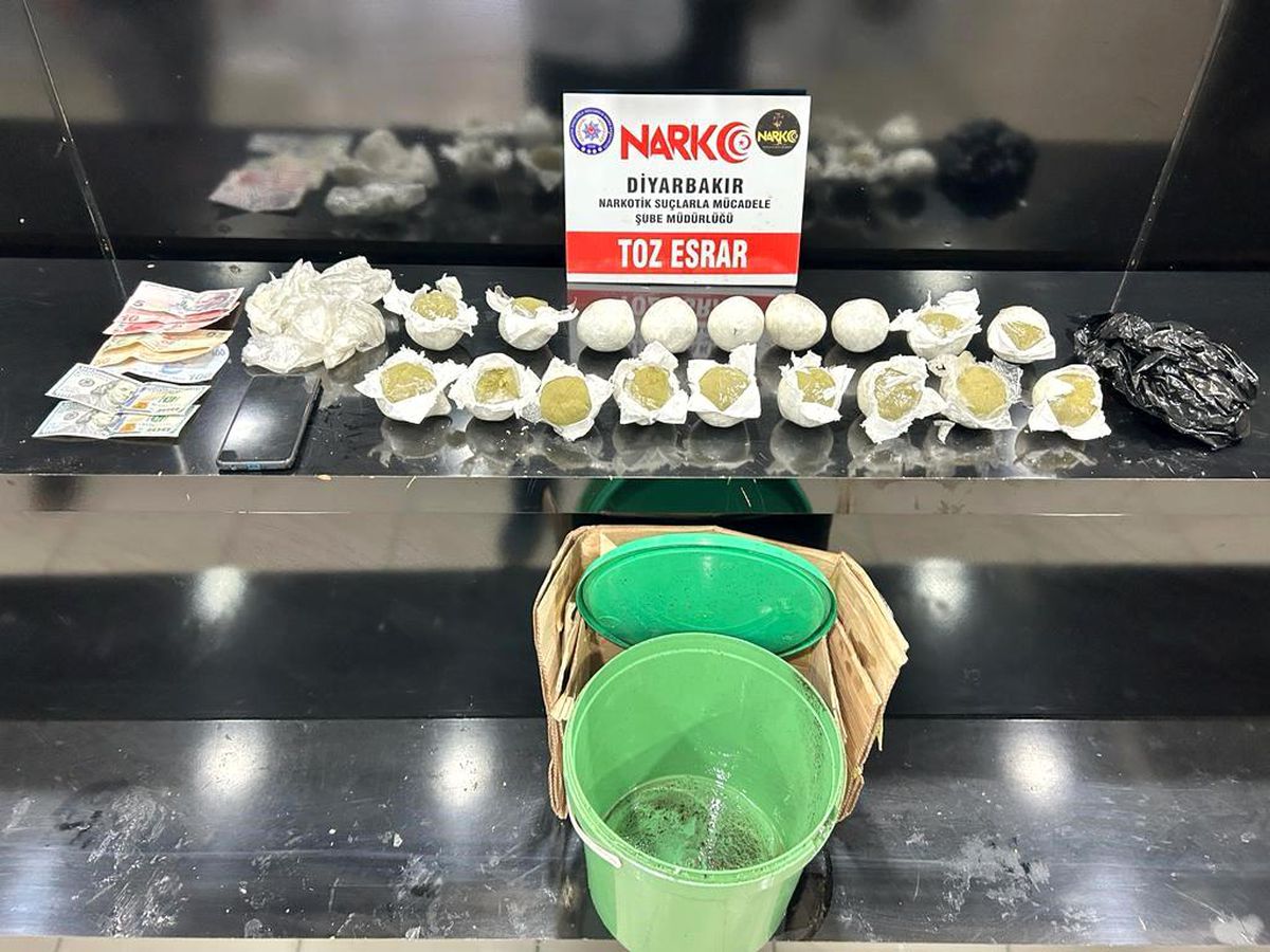 Diyarbakır\'da Uyuşturucu Operasyonu: 4 Kilogram Metamfetamin ve 3 Kilogram Skunk Ele Geçirildi