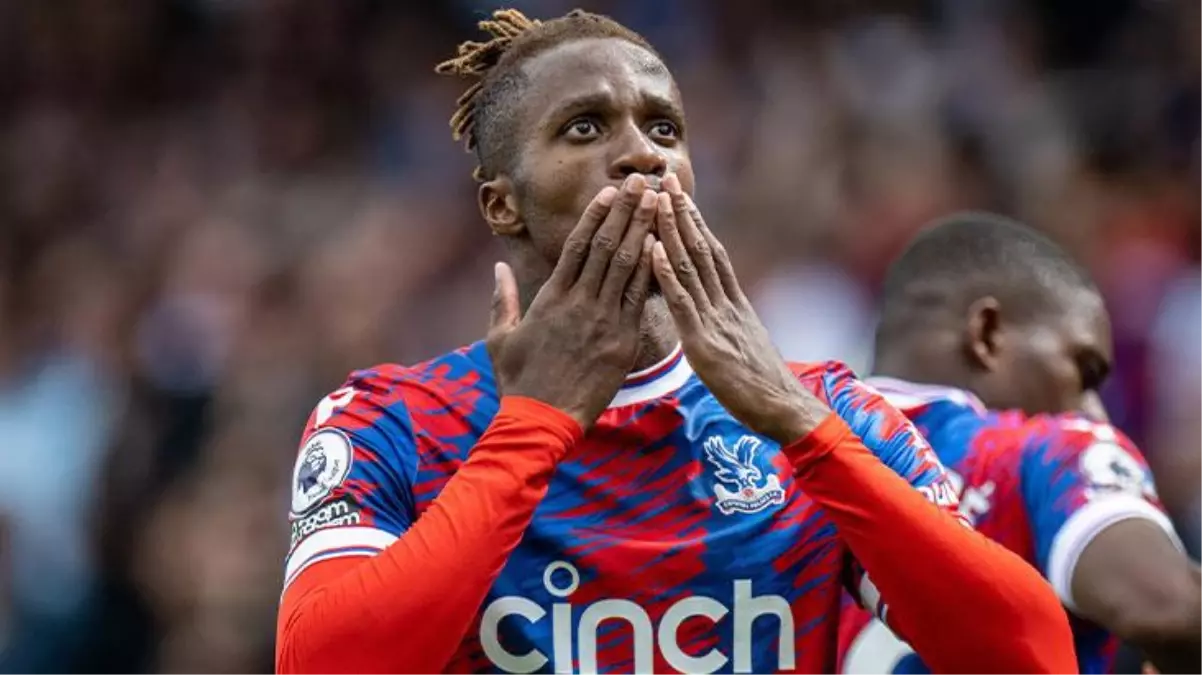 Fildişili golcü forvet Wilfred Zaha\'nın menajeri Trabzonspor mücadelesini locadan takip etti! Ali Koç, Zaha\'yı bitirmek istiyor