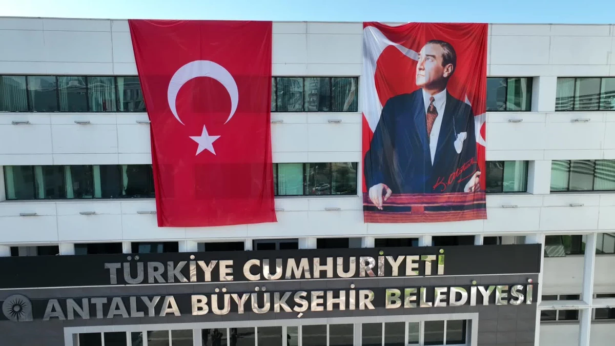 Antalya Büyükşehir Belediye Başkanı Böcek, 19 Mayıs Dolayısıyla Atatürk Anıtı\'na Çelenk Sundu