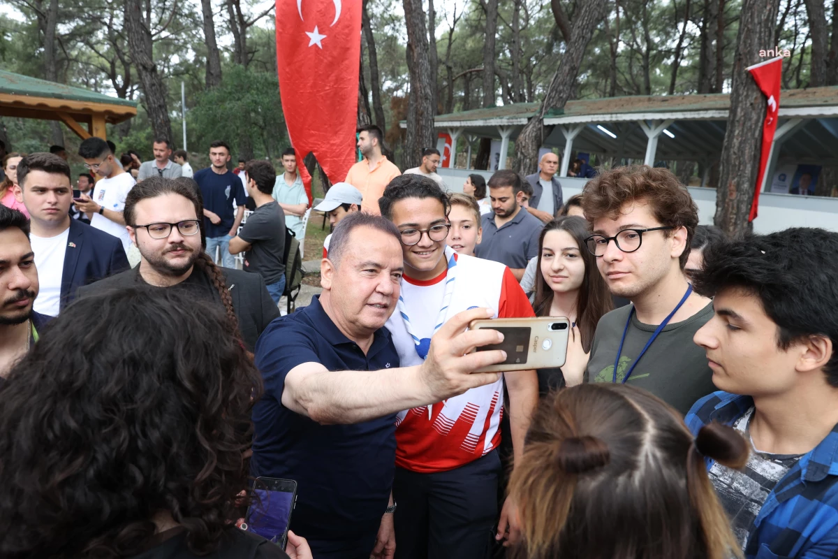 Antalya Büyükşehir Belediye Başkanı Böcek, 19 Mayıs\'ı Gençlerle Kutladı