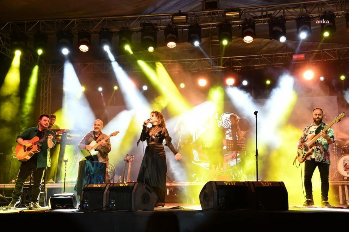 Çiğli, 19 Mayıs\'ı Ceylan Ertem Konseri ile Kutladı
